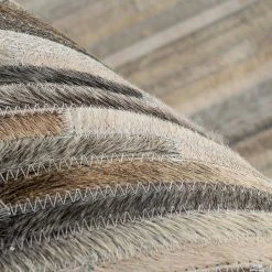 INSTYLE by Kayoom Fellteppich Ravi 300 - Rinderfell - Creme / Schwarz - 80 x 150 cm -Teppiche populaire boutique 1000334246 220303 032 DETAILS P000000001000334246