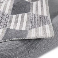 Gino Falcone Kurzflorteppich Serena V - Polyester - Grau - 50 x 80 cm 9 Gino Falcone Kurzflorteppich Serena V - Polyester - Grau - 50 x 80 cm -Teppiche populaire boutique 1000334766 220301 050 DETAILS P000000001000334766