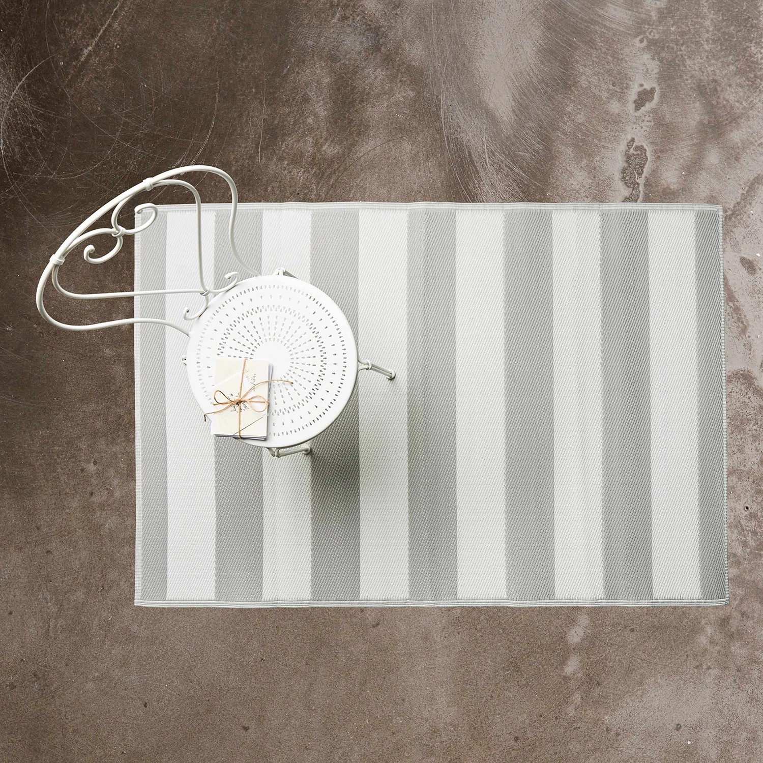 Butlers Outdoorteppich COLOUR CLASH Streifen I - Polypropylen / recyceltes Material Grau 4 Butlers Outdoorteppich COLOUR CLASH Streifen I - Polypropylen / recyceltes Material Grau – Bild 4