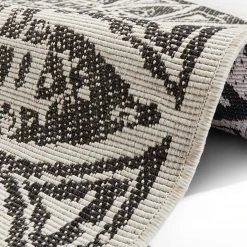 Freundin Home Collection In-/Outdoor Wendeteppich Lilja - Polypropylen - Schwarz - Durchmesser: 140 cm 6 Freundin Home Collection In-/Outdoor Wendeteppich Lilja - Polypropylen - Schwarz - Durchmesser: 140 cm -Teppiche populaire boutique 1000340876 220401 030 DETAILS P000000001000340876