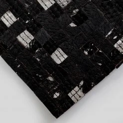 Kare Design Fellteppich Glorious - Kuh-/Rinderfell / Baumwolle - Schwarz -Teppiche populaire boutique 1000341133 220411 030 DETAILS P000000001000341133